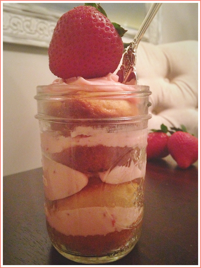 strawberry-vanilla-cupcake-in-a-mason-jar