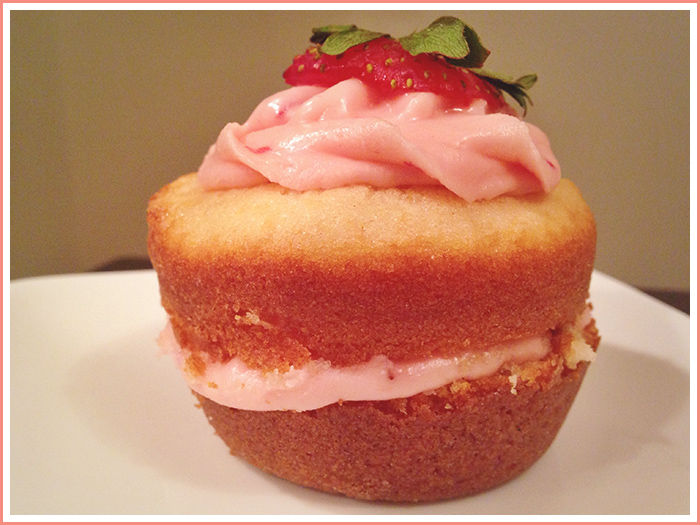 strawberry-vanilla-cupcake-sandwich