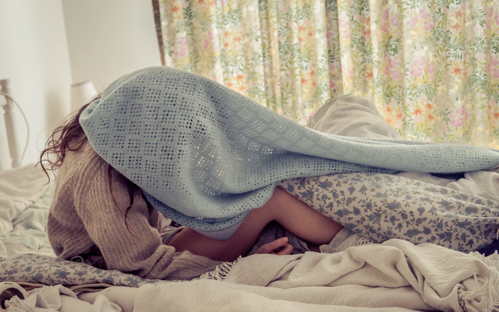 girl-bed-sleep-undercovers