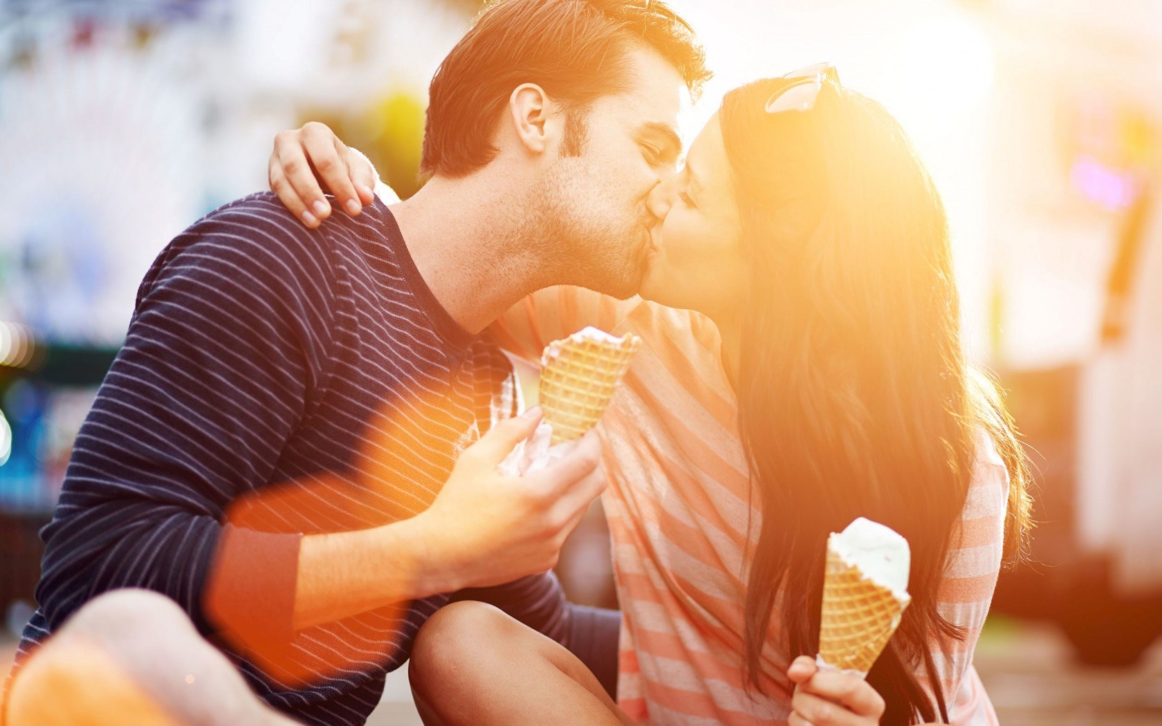 in-love-couple-kissing-ice-cream-sunshine